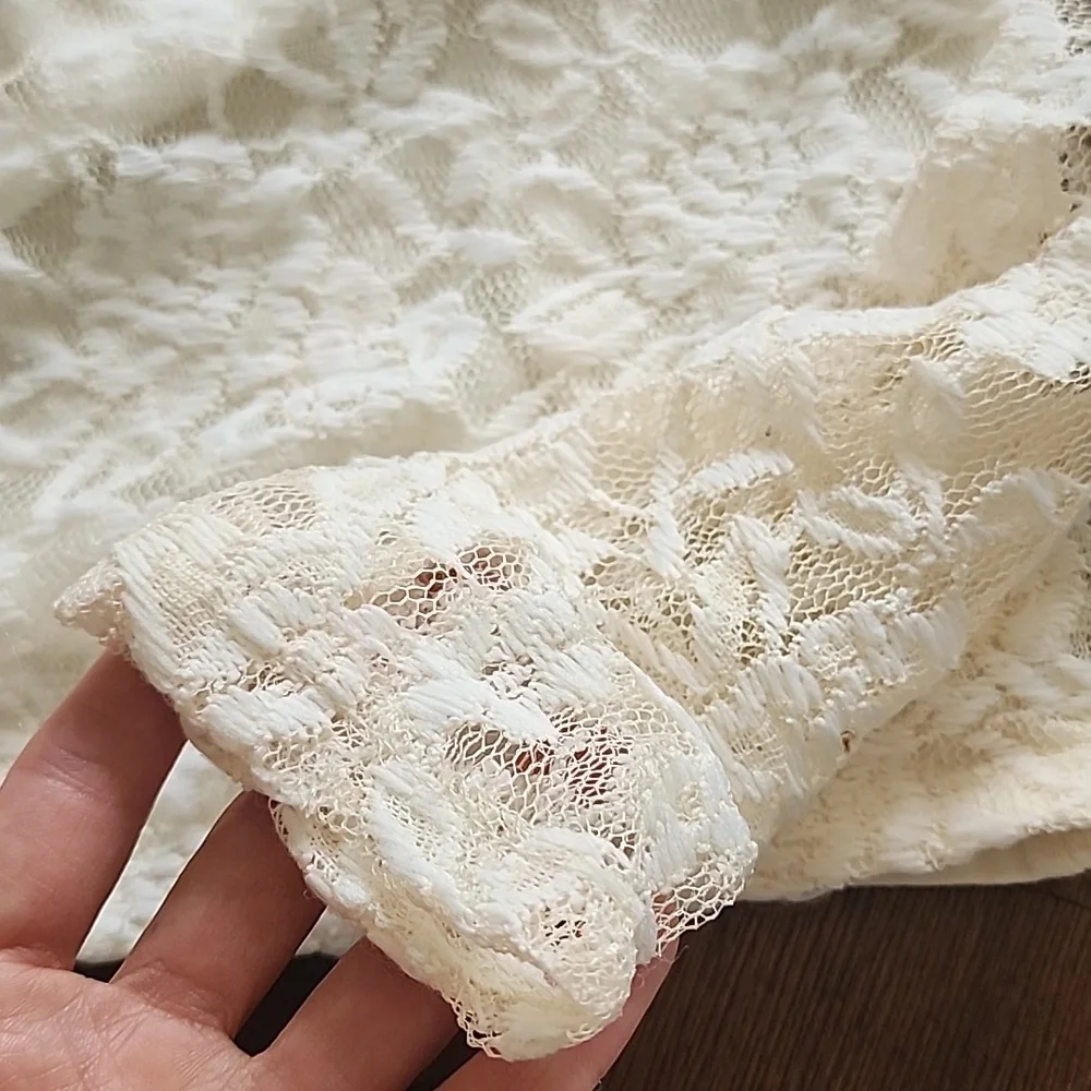 Hollister XS Delicate Lace Cream Long Sleeve Crop Top